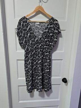 Lexington Avenue Black & White Printed V-Neck Mini Dress